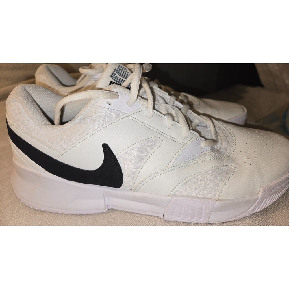 Nike Womens Volleyball Shoe White / Black Size 8 EUC